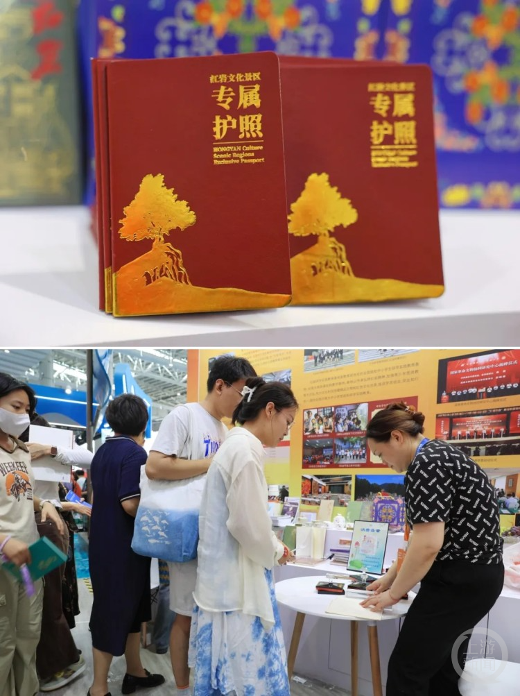 观众在红岩革命历史博物馆展区盖章打卡