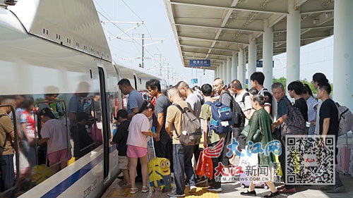 旅客在鹰潭北站有序上车。图/吴亮萌浩