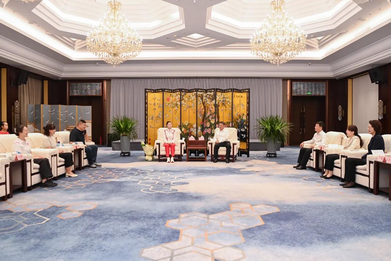 盐城市委书记周斌会见巴黎奥运会冠军郝婷