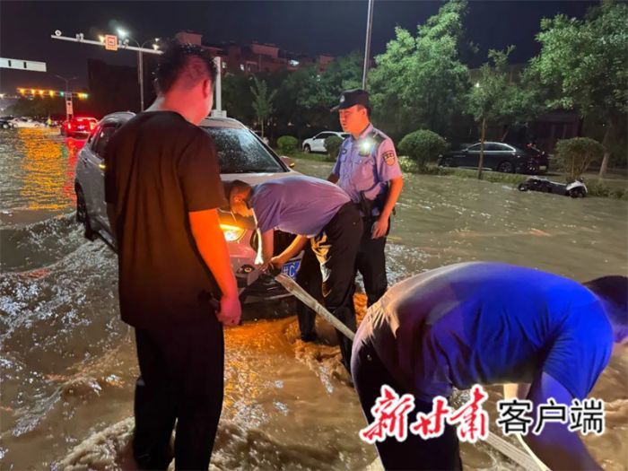 救助受困群众疏通下水道赶羊群　暴雨中的金昌太暖了