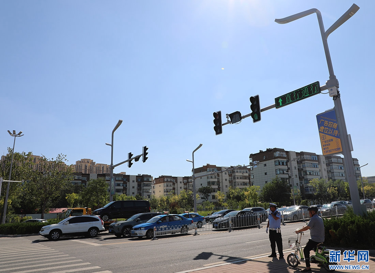沧州市永济路提升改造过程中，新建包括智慧灯杆在内的许多便民设施。新华网 王立鹏 摄