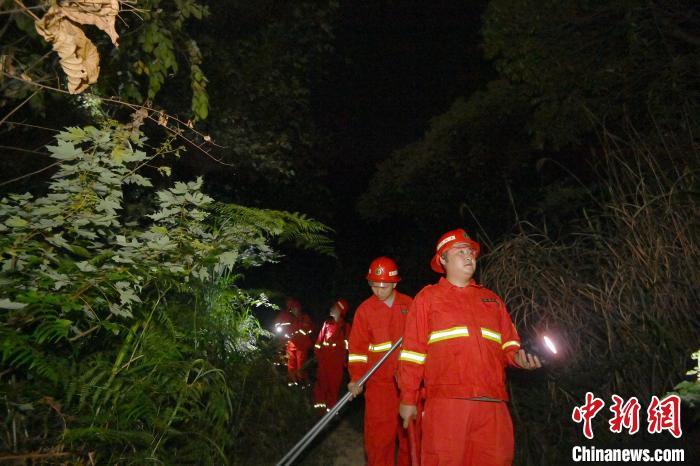 图为重庆高新区曾家镇森林防火应急小分队夜巡虎峰山。雷键 摄