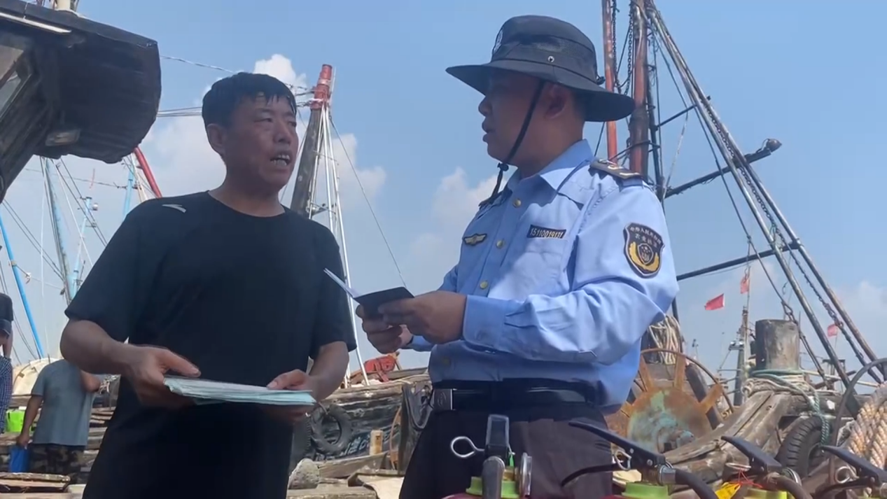 8月27日，山海天一级渔港，执法人员正在对渔船进行安全检查。裴航 摄