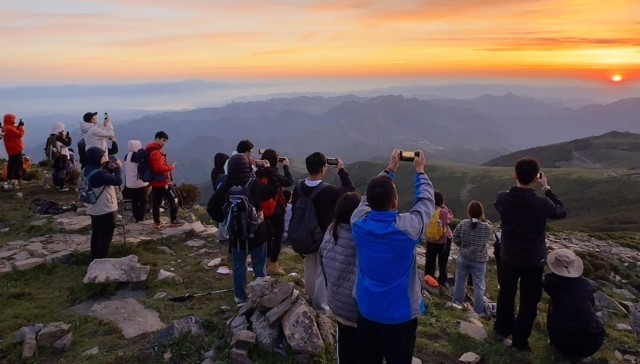 夜爬靈山，封閉景區竟成網紅打卡地