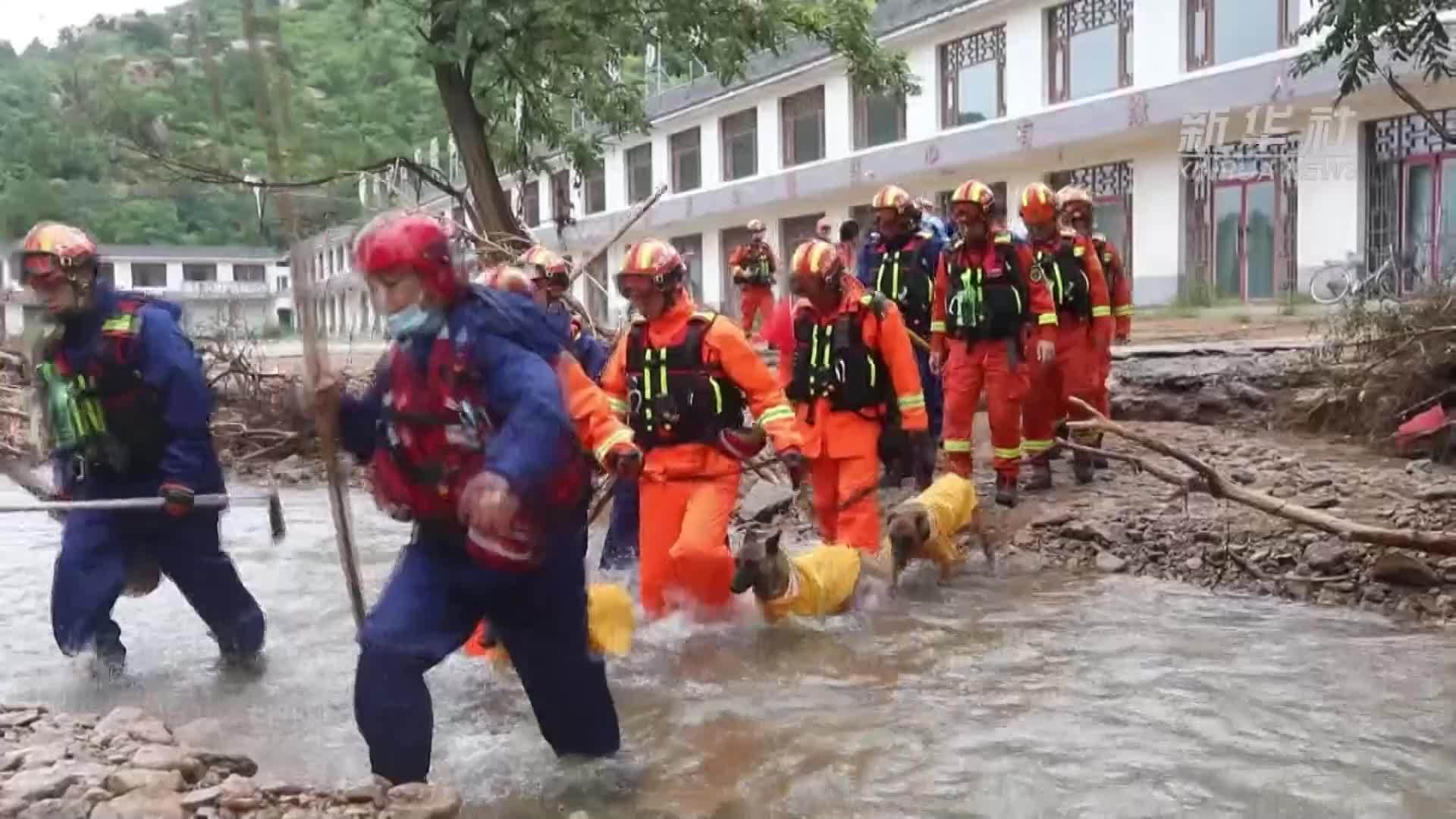 辽宁消防在建昌受灾地区持续展开大规模失联人员搜寻工作