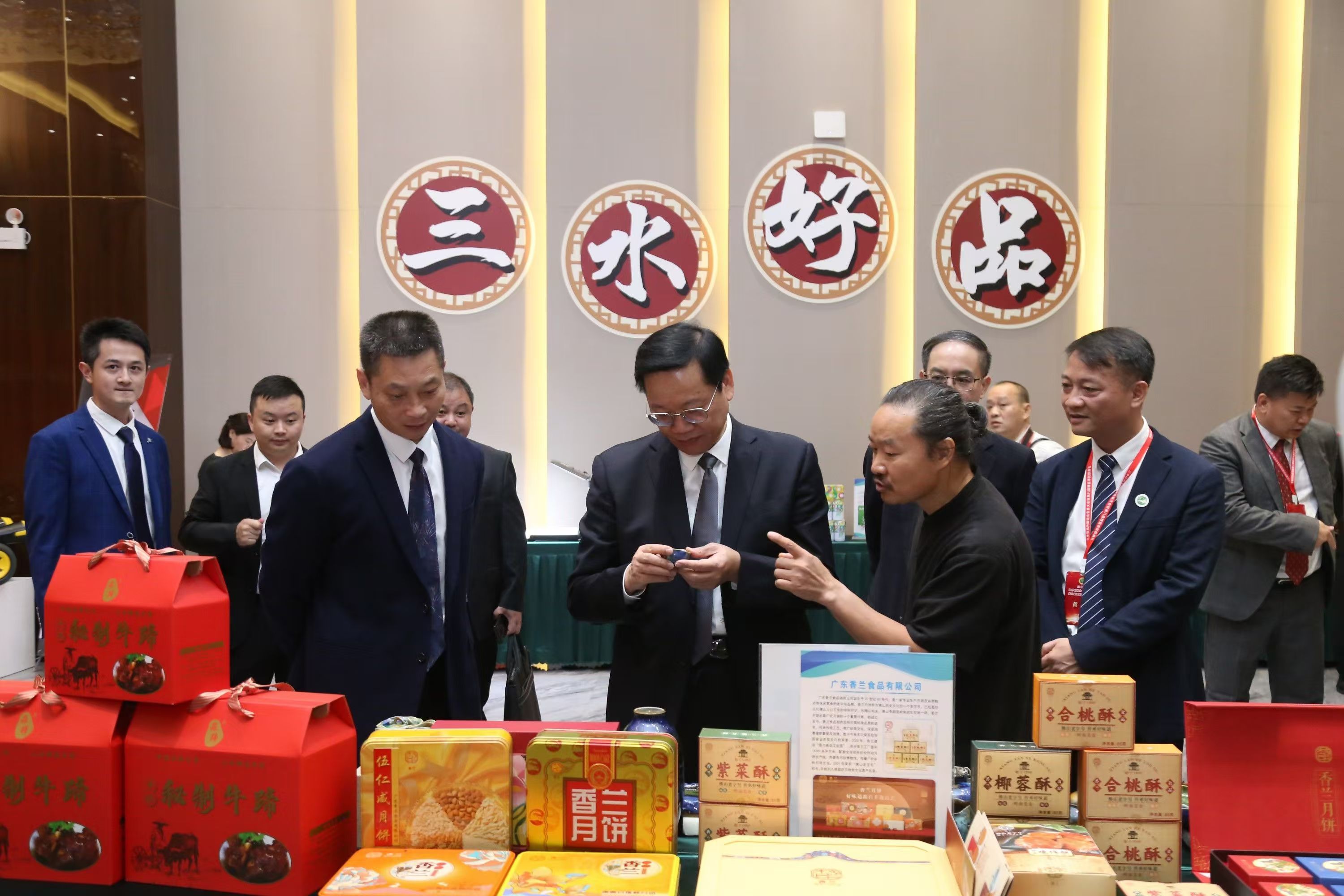 市委常委丁锡丰、区委书记李军在活动期间欣赏“三水好品”展览