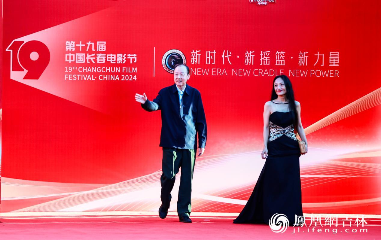 候天来、傅绍杰出亮相第十九届中国长春电影节开幕式红毯仪式。