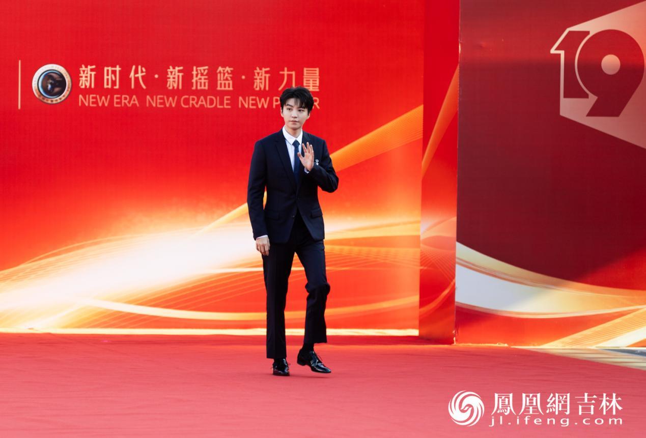 王俊凯亮相第十九届中国长春电影节开幕式红毯仪式。