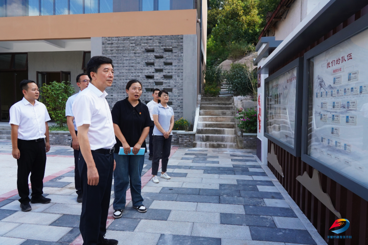 张国忠调研栗子乡“邻栗小院”