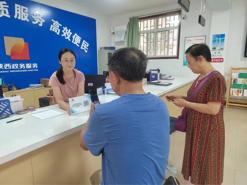 办事群众进行“好差评”扫码评价