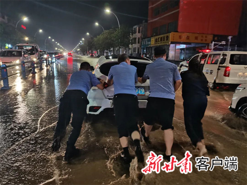 救助受困群众疏通下水道赶羊群　暴雨中的金昌太暖了