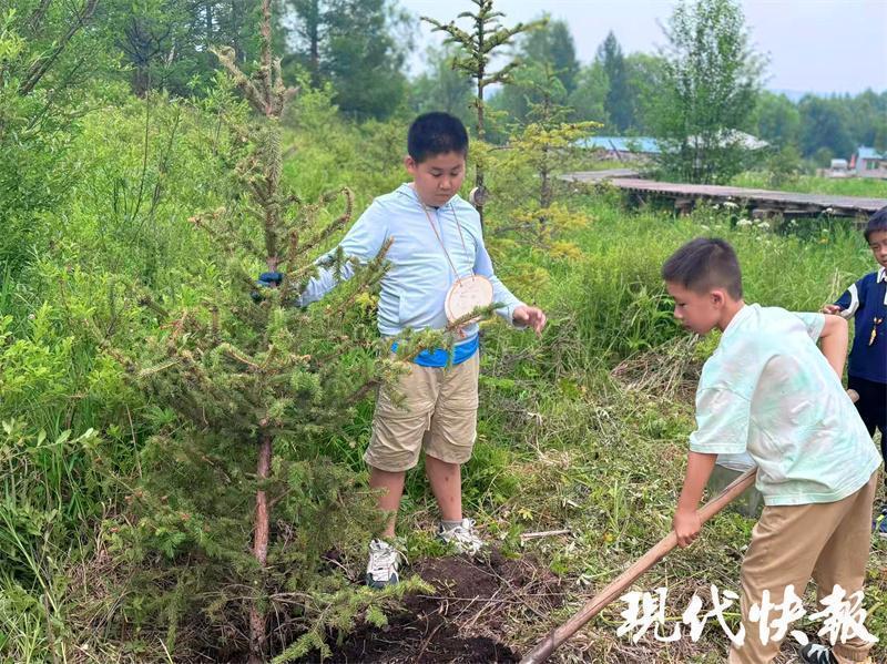 周云昊和小伙伴在内蒙古植树（右为周云昊）