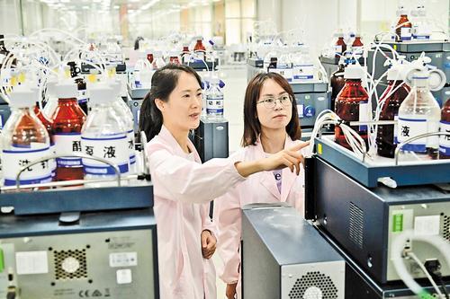 8月12日，李媛（左）在实验室察看创新药物分析情况。 本报记者 周 洁摄