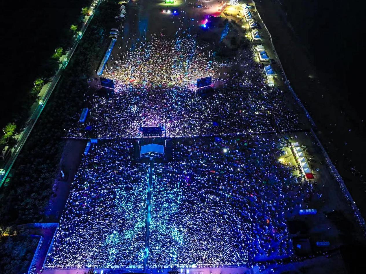 8月24日晚,日照海滨国家森林公园的金沙滩成为音乐的海洋。刘晓彬 摄