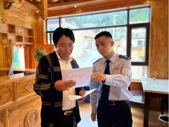 税务干部在扎尕那民宿宣传辅导