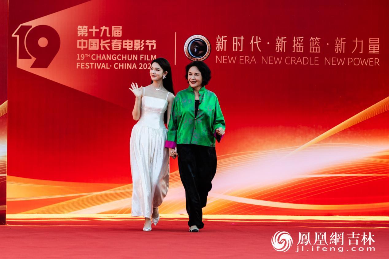 陈瑶、宋晓英亮相第十九届中国长春电影节开幕式红毯仪式。