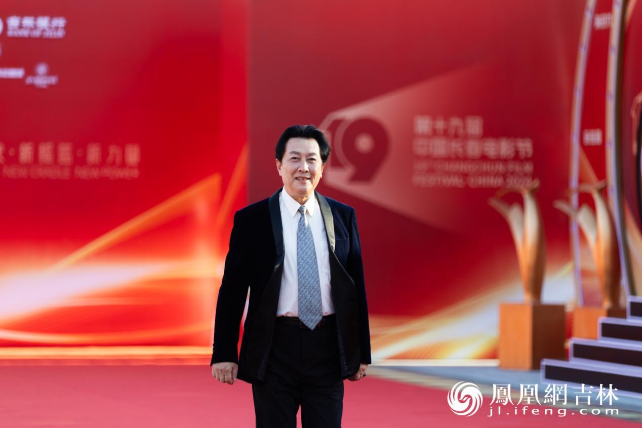 唐国强亮相第十九届中国长春电影节开幕式红毯仪式。