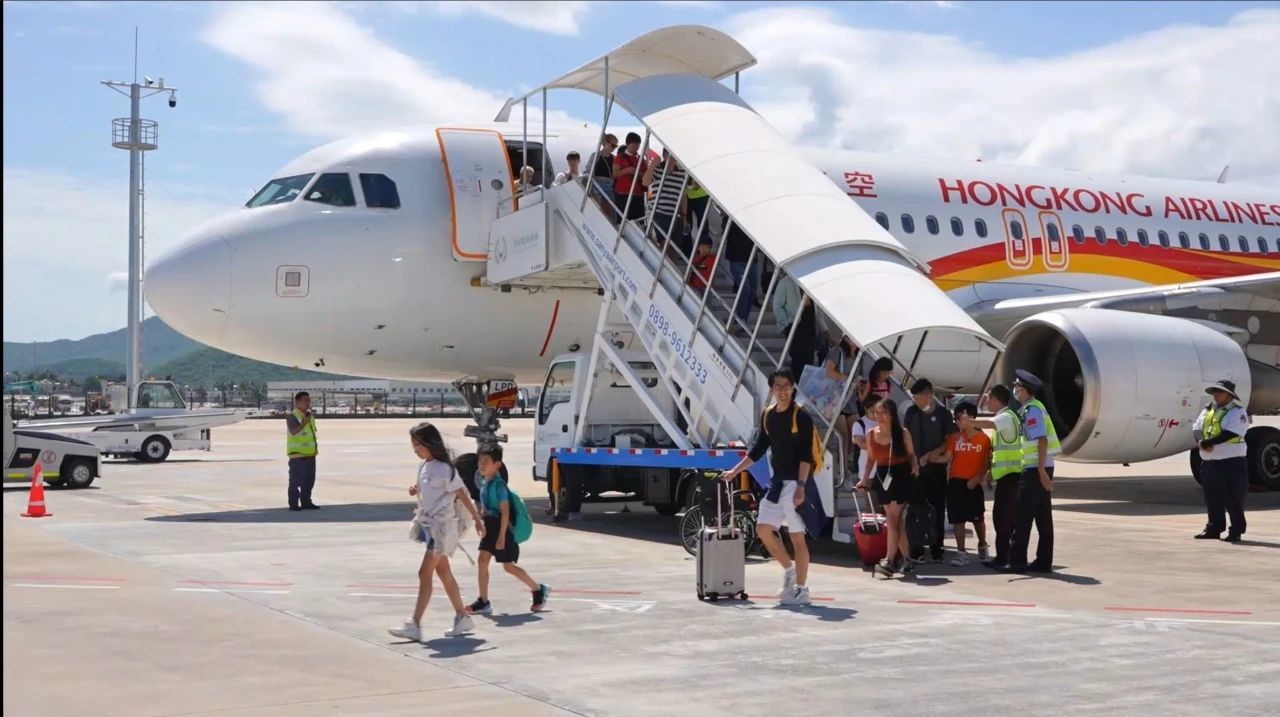 首批港澳地区外国旅游团入境海南(图片来源：国家移民管理局新闻中心)