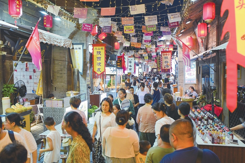 夜晚的岚山根·运城印象景区游人如织