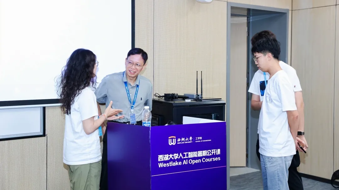 郑冶枫(左二)在课后与同学们交流