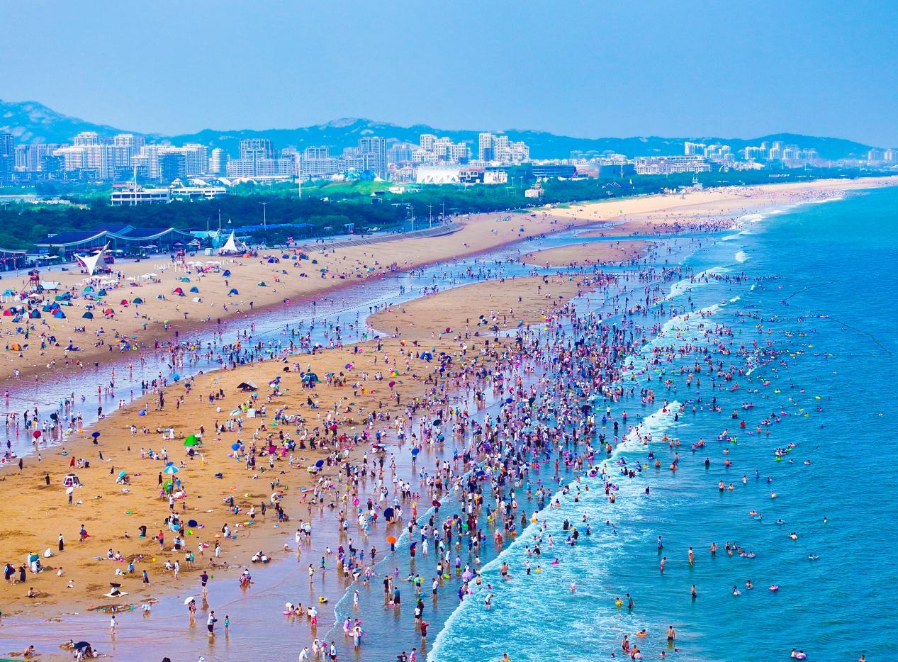 日照万平口景区,海边的人群熙熙攘攘。宋年升 摄