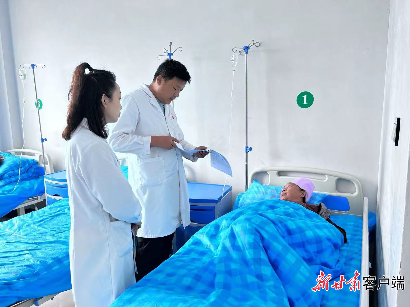 成县红川镇中心卫生院医务人员诊治患者