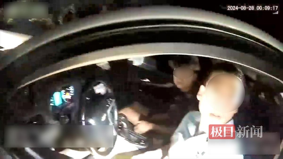 民警叫醒驾驶员