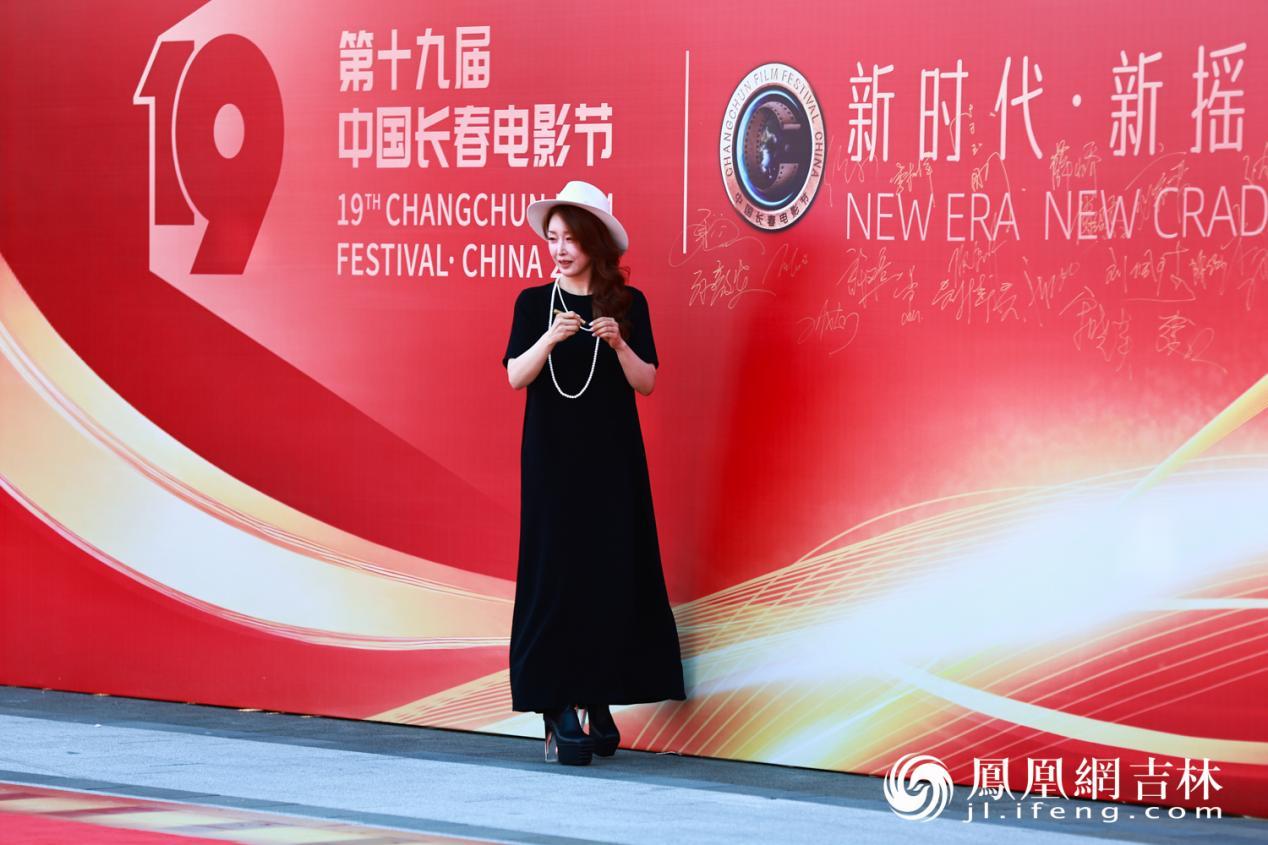 孙悦亮相第十九届中国长春电影节开幕式红毯仪式。