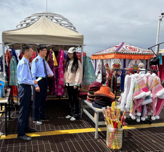 税务干部前往美仁草原景区为新业态商户讲解政策