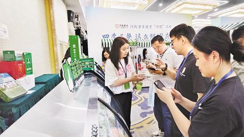 8月15日，在河北净菜进京“六进”活动产销对接现场，三河市春藤农副产品有限公司工作人员（左一）与客户交流洽谈。本报记者 刘 英摄