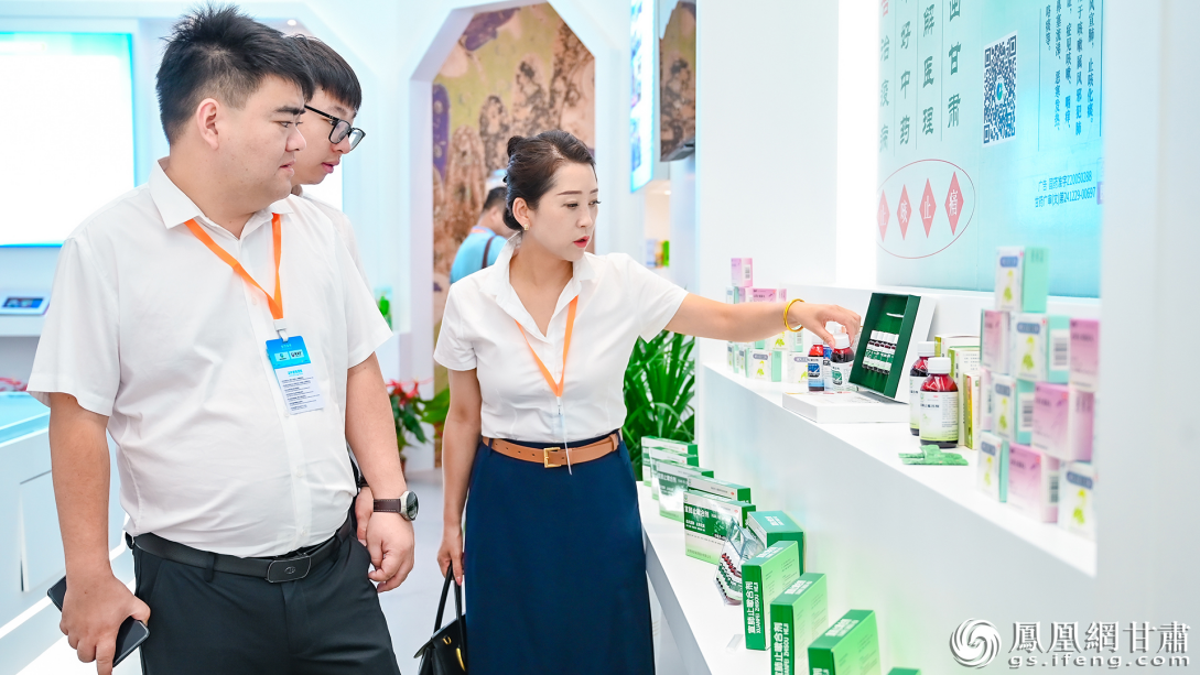 与会嘉宾参观中国（甘肃）中医药产业博览会甘肃药业集团展馆