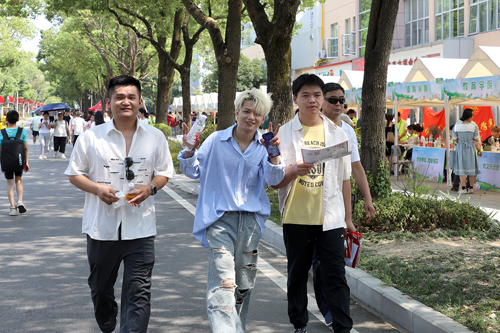 新生参观校园时很开心