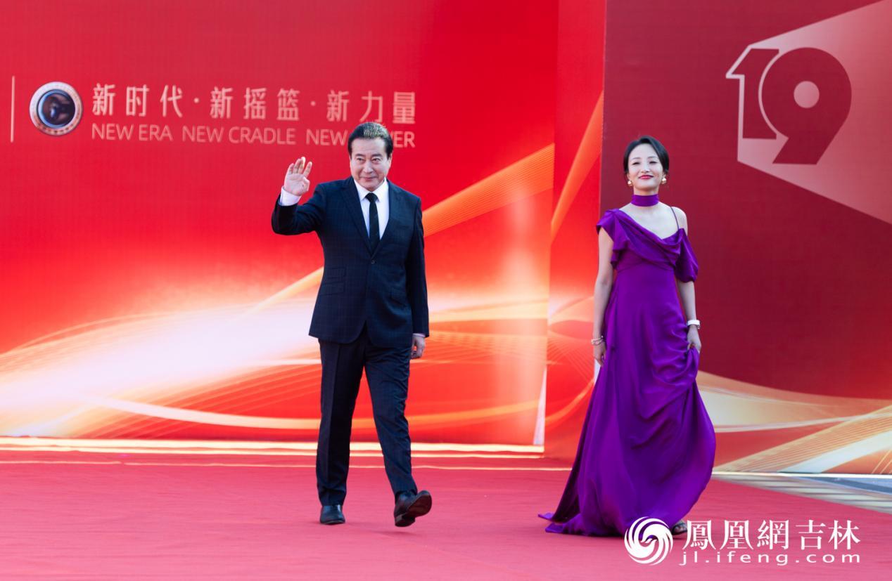 许文广、项亮月亮相第十九届中国长春电影节开幕式红毯仪式。