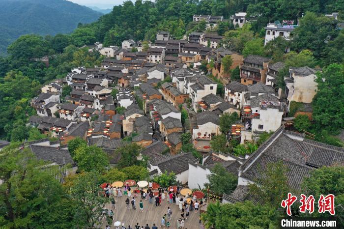 图为江西婺源县篁岭古村独特的“晒秋”农俗景观，吸引游客慕名参观。刘占昆 摄