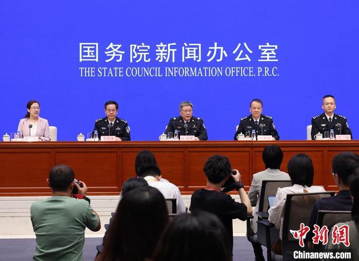 8月27日，中国国务院新闻办公室在北京举行“推动高质量发展”系列主题新闻发布会，公安部分管日常工作的副部长亓延军，治安管理局局长仇保利，环境资源和食品药品犯罪侦查局、知识产权犯罪侦查局局长李剑涛，交通管理局局长王强出席介绍情况，并答记者问。 <a target='_blank' href='/'>中新社</a>记者 杨可佳 摄