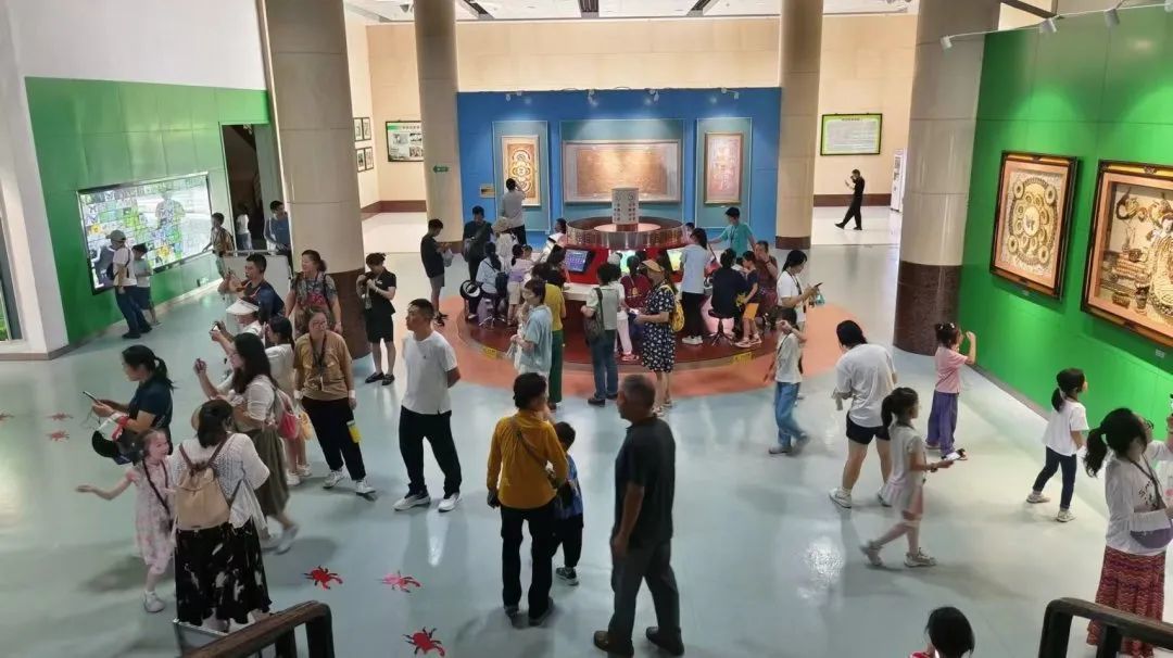 昆虫馆游客众多