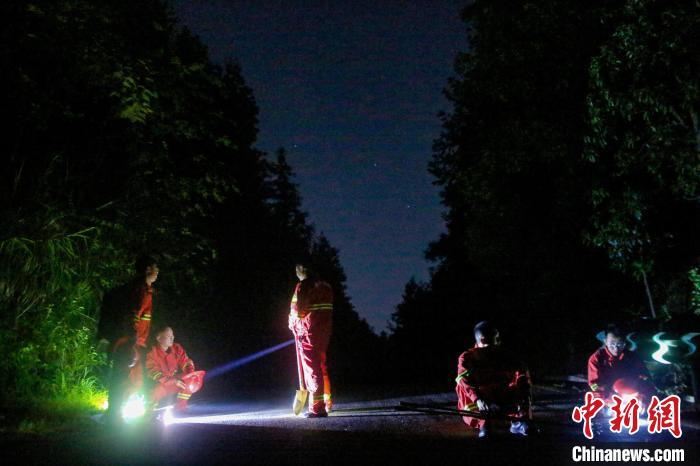 近日，重庆高新区曾家镇森林防火应急小分队夜巡虎峰山。雷键 摄
