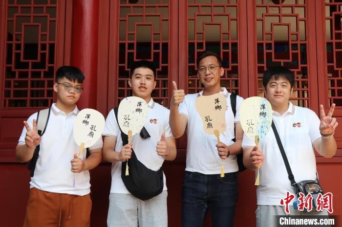 图为台湾青年师生交流团一行的成员在萍乡孔庙手持特色文创产品拍照留念。刘佳颖 摄