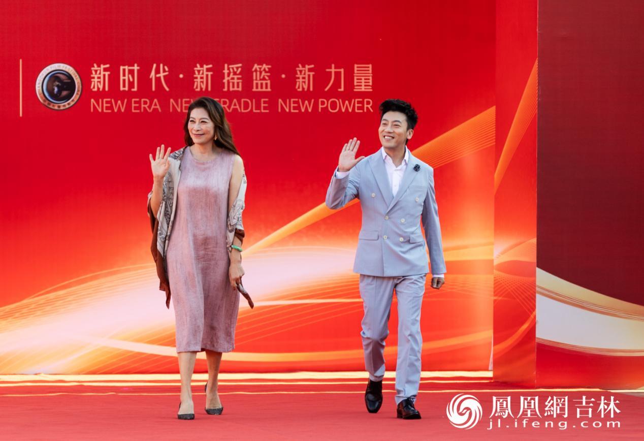 岳红、常雷亮相第十九届中国长春电影节开幕式红毯仪式。