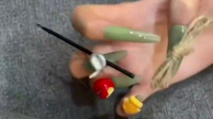 万人涌进直播间抢9.9元丑甲盲盒，这届年轻人似乎特别喜欢“丑东西”？