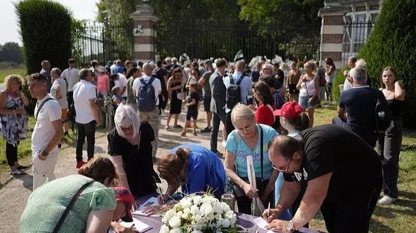 阿兰·德龙葬礼举行 众多影迷来其生前住所送花悼念封面图