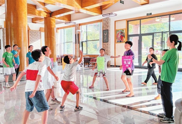 兰州大学文化行者团队通过活动调动孩子们的创新思维能力，开拓想象空间，提高动手能力。