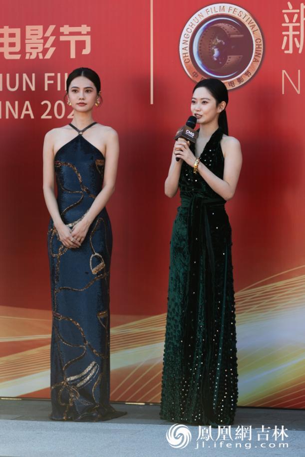 姜佩瑶、陈思锶亮相第十九届中国长春电影节开幕式红毯仪式。