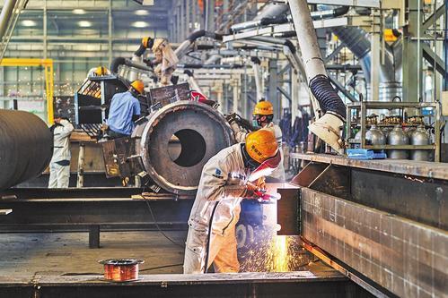 8月22日，在金环钢结构工程有限公司生产车间，工人正在焊接钢结构构件。本报通讯员 李占巧摄