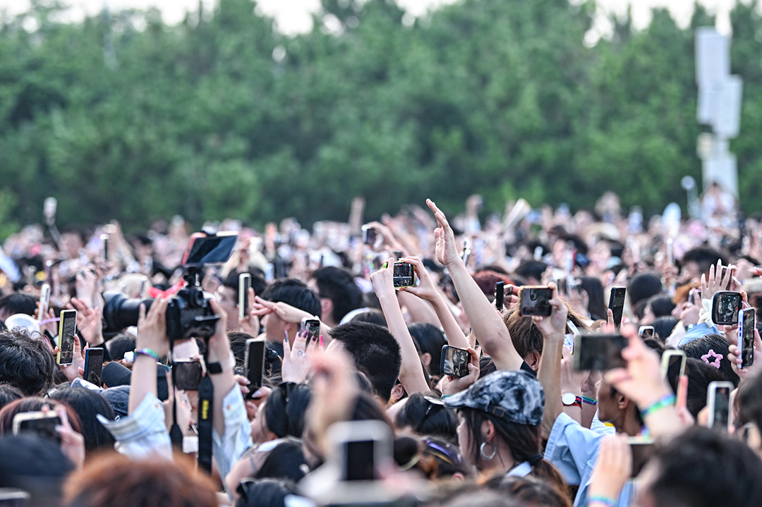 8月24日,“音你而来 日照山海”沙滩音乐节吸引了大批市民游客。邱健涛 摄