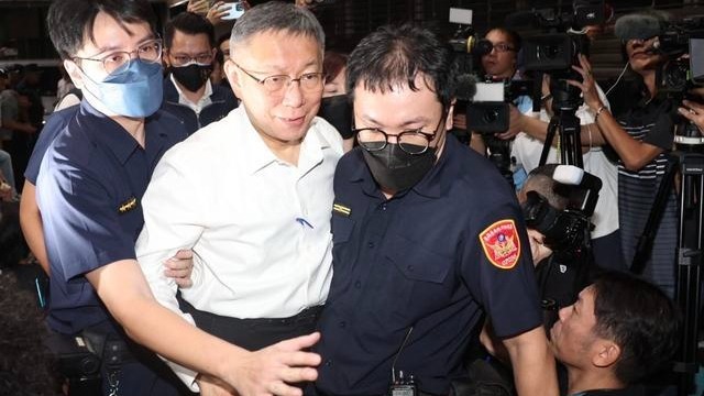 柯文哲從政以來首次被戴上手銬，檢方裁定其聲押禁見