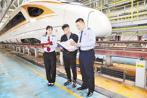 日前,雄县税务局税收宣传小分队到雄安动车运用所,了解企业涉税需求,并向企业财务人员讲解网上办税方法。 雄县税务局供图