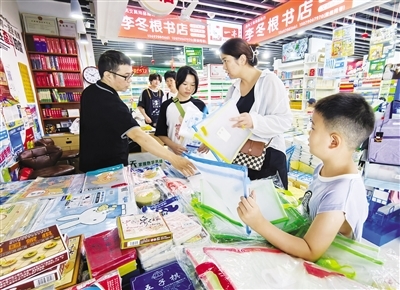 8月29日上午,家长们带着孩子在万寿宫文具玩具市场购买学习用品,迎接新学期的开学。洪观新闻记者 汤亚辉 摄