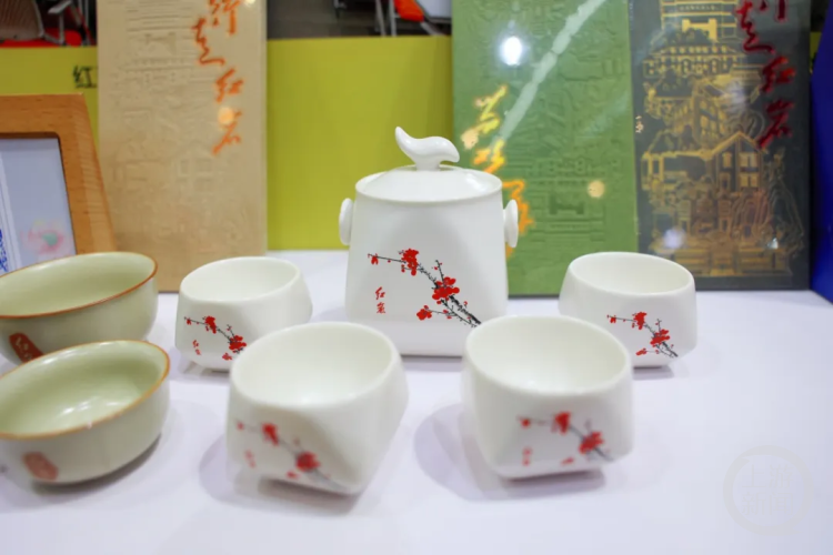 现场展示的精美红岩文创产品