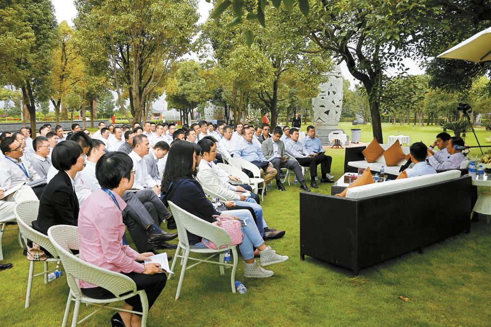 ▲ 2014年子公司董事赋能研讨会，任正非、胡厚崑、李杰与董事座谈